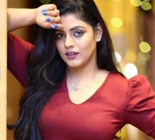 Iniya Biography bra size