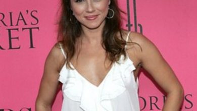 Linda Cardellini Bra Size