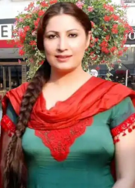 saima-noor-bra-size-body-measurements-actress-body-bra-size