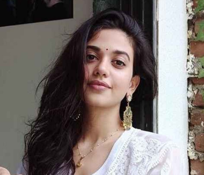 Shruti Sharma Bra Size & Body Measurements - Actress Body & Bra Size